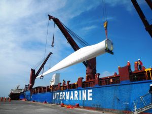 Windmill blade discharging at port of destination